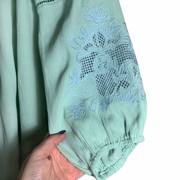 Francesca’s Quinn Peasant Embroidered Blouse Size Medium - Picture 4 of 12